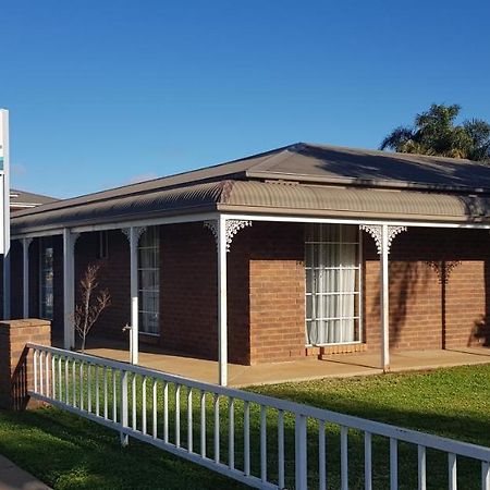 Centrepoint Motel Deniliquin Εξωτερικό φωτογραφία