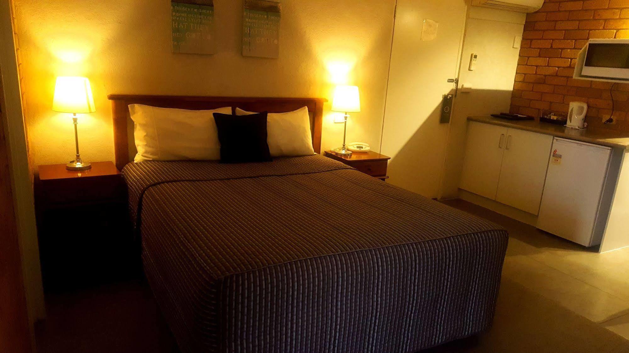Centrepoint Motel Deniliquin Εξωτερικό φωτογραφία