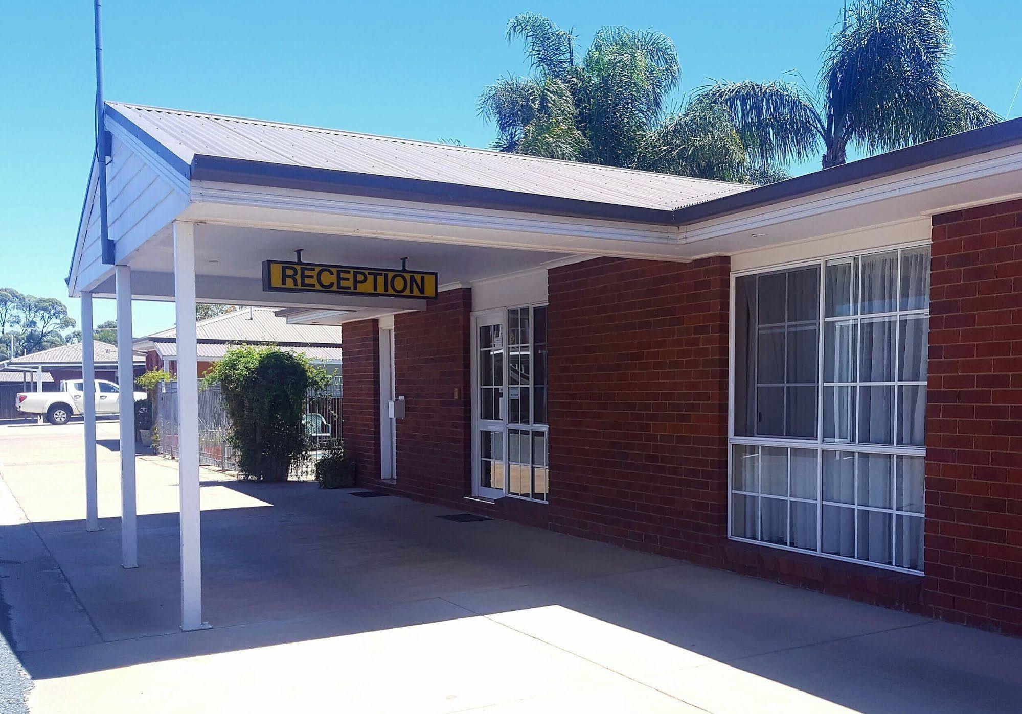 Centrepoint Motel Deniliquin Εξωτερικό φωτογραφία