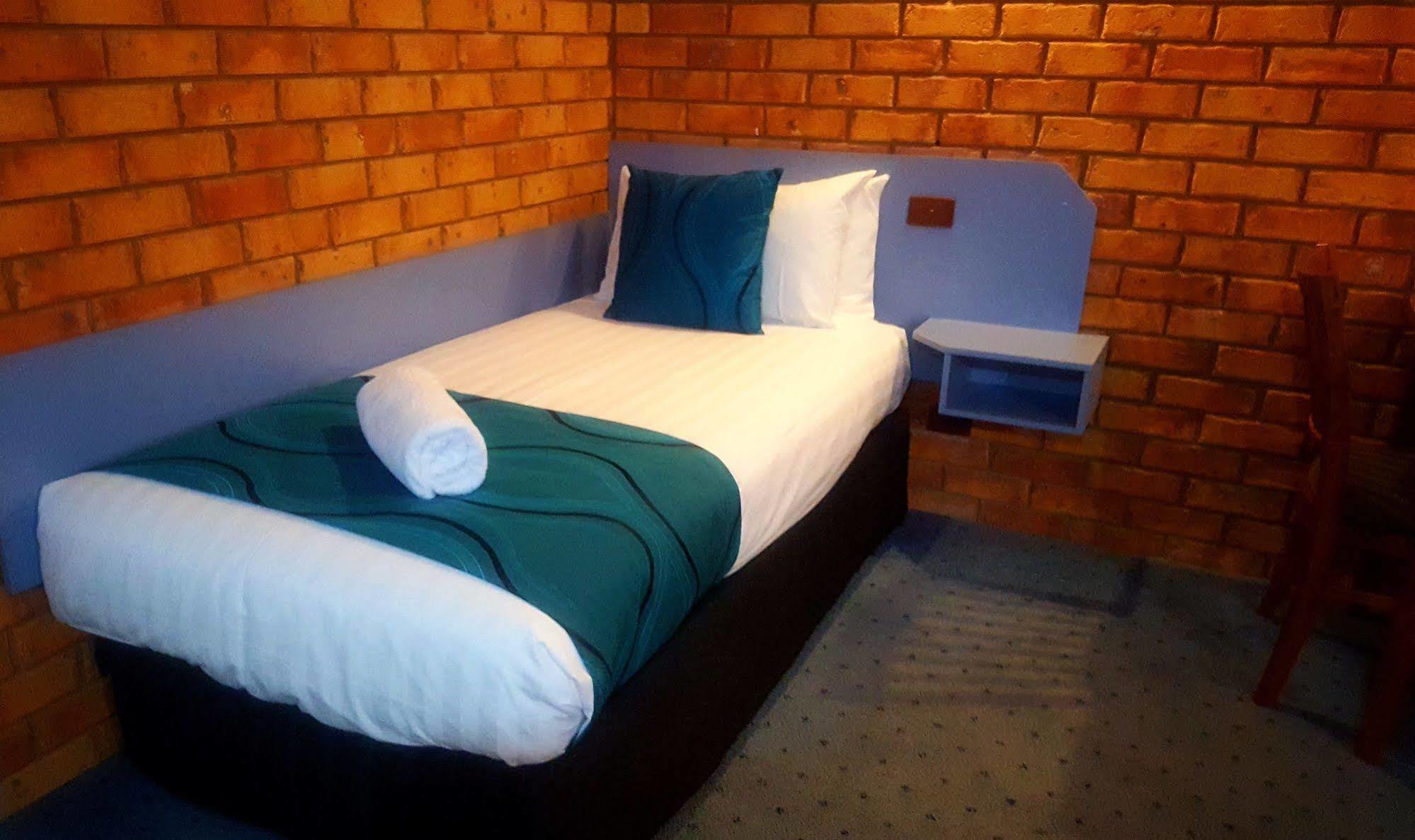 Centrepoint Motel Deniliquin Εξωτερικό φωτογραφία