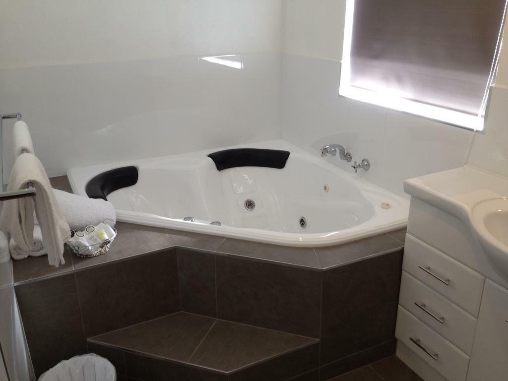 Centrepoint Motel Deniliquin Εξωτερικό φωτογραφία